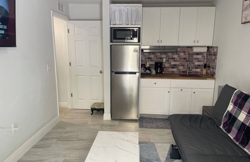 Eisenhower House | Charming 1-bedroom 1 bathroom suite with AC, WiFi in Lehigh Acres