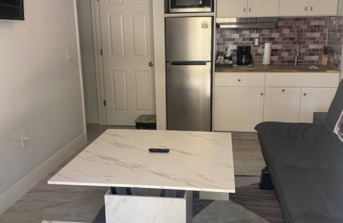 Eisenhower House | Charming 1-bedroom 1 bathroom suite with AC, WiFi in Lehigh Acres