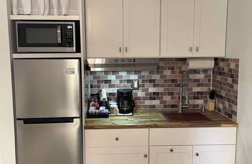 Eisenhower House | Charming 1-bedroom 1 bathroom suite with AC, WiFi in Lehigh Acres
