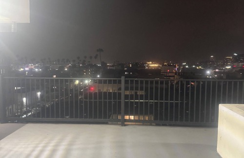Downtown Los Angeles Apartment | Charming 1-bedroom apartment in cool Los Angeles with WiFi, AC