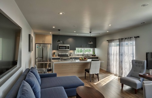 East Hollywood House | Charming 1-bedroom Townhouse with Modern Amenities in East Hollywood