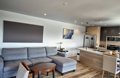 East Hollywood House | Charming 1-bedroom Townhouse with Modern Amenities in East Hollywood