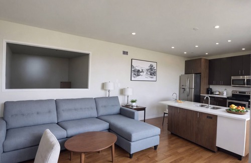 East Hollywood House | Charming 1-bedroom Townhouse with Modern Amenities in East Hollywood