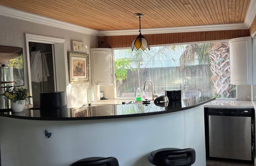 Ozona House | Charming 1-bedroom Guesthouse in amazing Ozona with Free Parking & WiFi