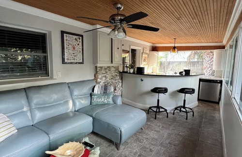 Ozona House | Charming 1-bedroom Guesthouse in amazing Ozona with Free Parking & WiFi