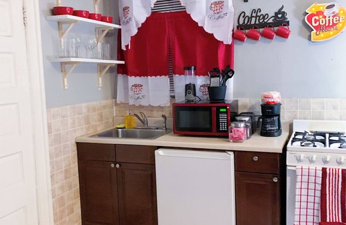 Spruce Hill Apartment | Charming 1-bedroom apartment with WiFi, AC in wonderful Philadelphia