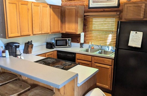 Shelbyville Cabin | Charming 1 Bedroom, 2 Bed Loft Cabin in Lovely Shelbyville, TN.