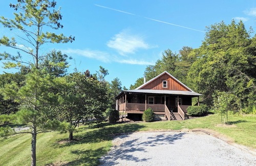 Shelbyville Cabin | Charming 1 Bedroom, 2 Bed Loft Cabin in Lovely Shelbyville, TN.