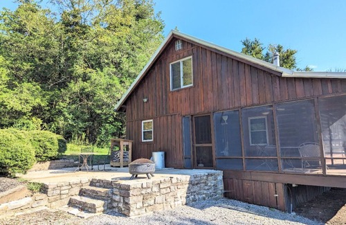 Shelbyville Cabin | Charming 1 Bedroom, 2 Bed Loft Cabin in Lovely Shelbyville, TN.