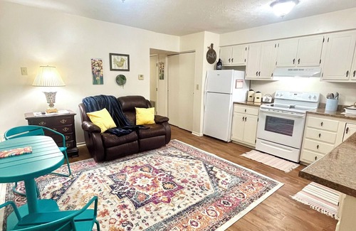 Williamstown Apartment | Charming 1-Bedroom in lovely Williamstown