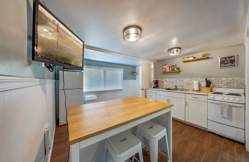 Hedrick Acres House | Charming/1 BR 1 BA/Near U of A/Fenced