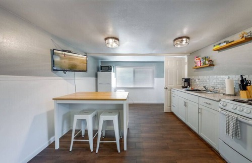 Hedrick Acres House | Charming/1 BR 1 BA/Near U of A/Fenced