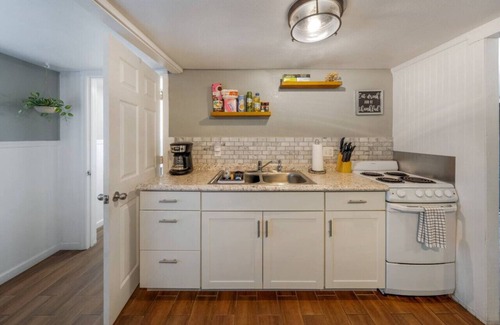 Hedrick Acres House | Charming/1 BR 1 BA/Near U of A/Fenced
