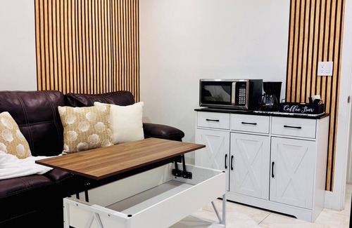 West Palm Beach Apartment | Charming 1 BR-1BH Studio with free WiFi and AC Easy Access to PBI & I-95