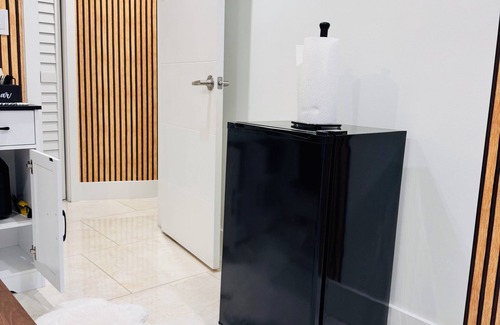 West Palm Beach Apartment | Charming 1 BR-1BH Studio with free WiFi and AC Easy Access to PBI & I-95