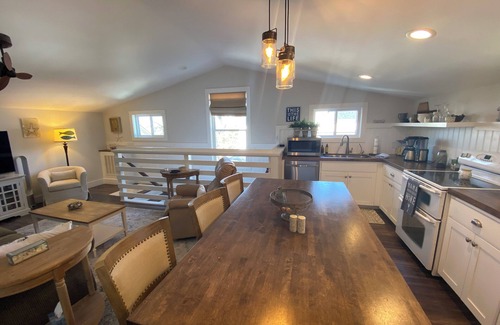 Gilbert Cottage | Charming 1-BR cottage in Gilbert with AC, lake front/dock access, fitness room