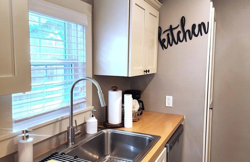 Lockhart House | Charming 1-BR pet friendly house in Lockhart. Short stroll to the best BBQ spots
