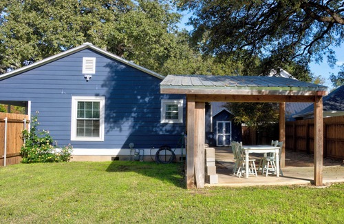 Lockhart House | Charming 1-BR pet friendly house in Lockhart. Short stroll to the best BBQ spots