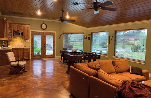 Friendswood Cottage | CHARMING 1-BR Texas Ranch Cottage near Downtown Houston with AMAZING POOL &PATIO
