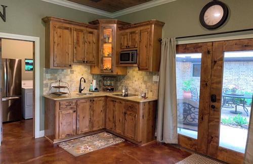 Friendswood Cottage | CHARMING 1-BR Texas Ranch Cottage near Downtown Houston with AMAZING POOL &PATIO