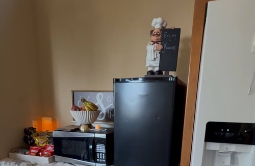 Auburn House | Charming 1-Guest bedroom suite, private bath & snacks in Auburn with WiFi and AC