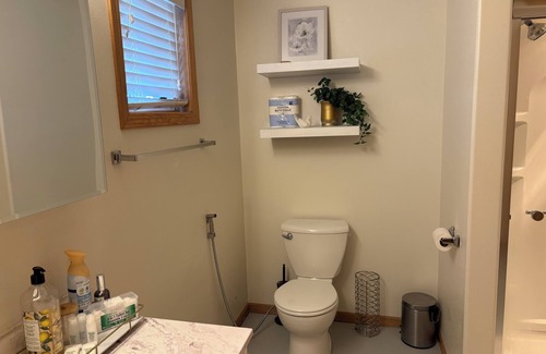 Burbank House | Charming 1 king suit with WiFi, AC