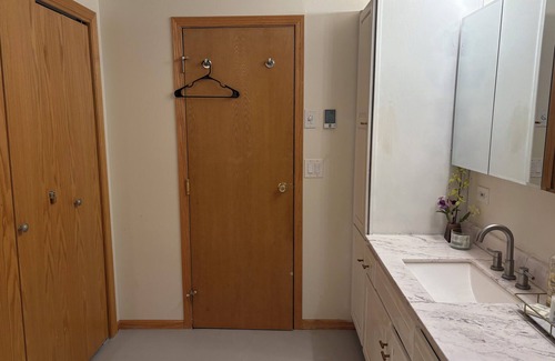Burbank House | Charming 1 king suit with WiFi, AC