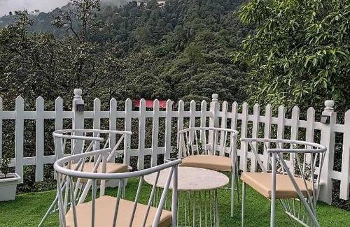 Landour House | Charming 10-bedroom Forest Resort With Barbeque Bonfire