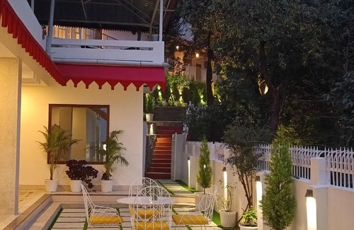 Landour House | Charming 10-bedroom Forest Resort With Barbeque Bonfire