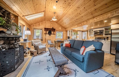 Estes Park Cabin | Charming 100 year old cabin w/hot tub & fireplace