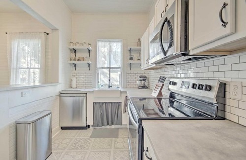 Historic District House | Charming 100-Year-Old Home Less Than 1 Mi to Downtown