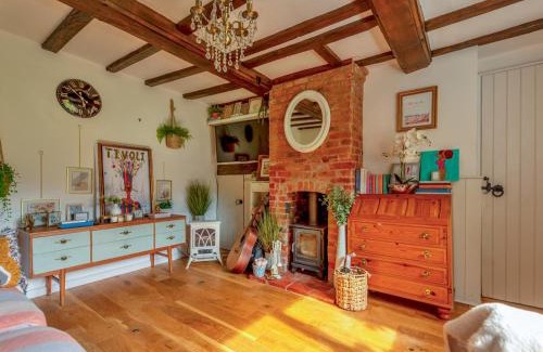 Sugnall House | Charming 17th Cent Secluded Country CottageGarden Pass the Keys