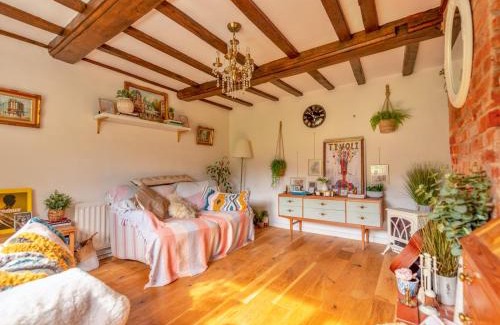 Sugnall House | Charming 17th Cent Secluded Country CottageGarden Pass the Keys