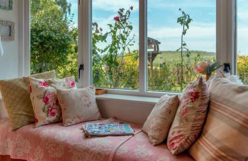 Sugnall House | Charming 17th Cent Secluded Country CottageGarden Pass the Keys