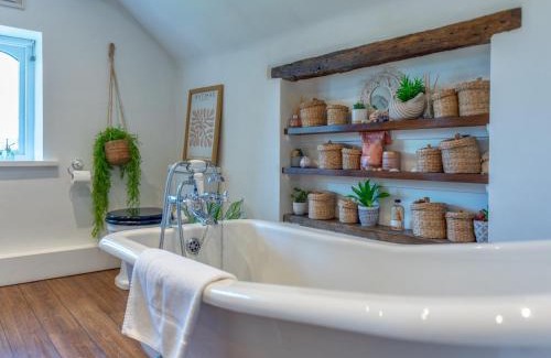 Sugnall House | Charming 17th Cent Secluded Country CottageGarden Pass the Keys