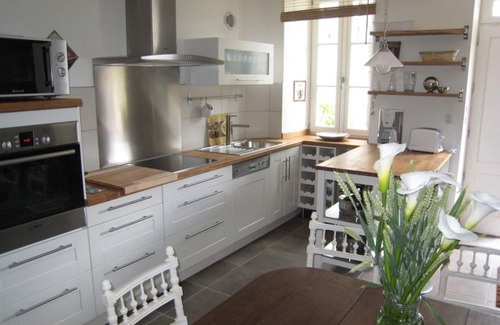 La Vendelee Cottage | Charming 17th-Century Home: Private Courtyard, Game Room, and Pet-Friendly
