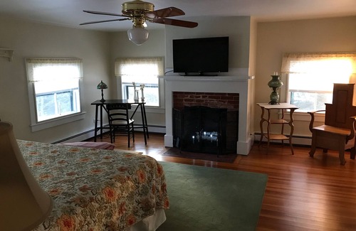 Amherst Other | Charming 1840 Farmhouse ~ Magical Retreat ~ sleeps 14