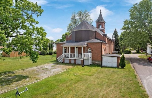 Bolivar House | Charming 1903 Converted Church in Bolivar Accommodates 8 to 10 Guests