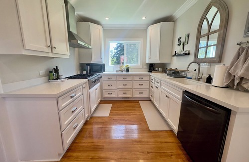 Petaluma House | Charming 1908 Farmhouse + Designer Airstream Retreat in Sonoma Wine Country