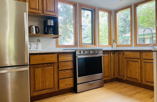 Canoe House | Charming 1913 Heritage House By The Lake