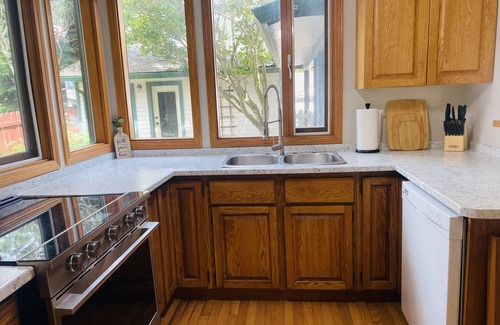 Canoe House | Charming 1913 Heritage House By The Lake
