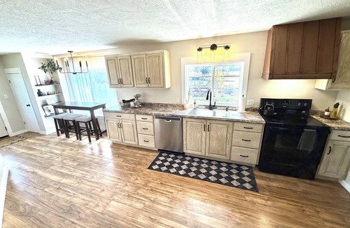 Canyon County Cottage | Charming 1920s Cottage Retreat – Modern Comfort, Vintage Soul