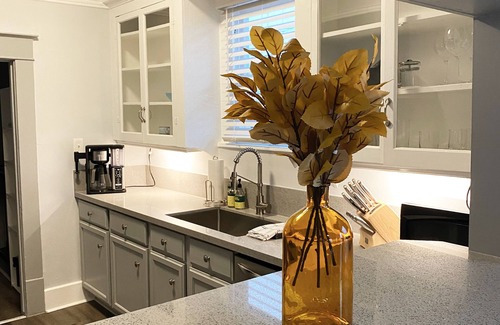 Washington Ave./ Memorial Park House | Charming 1930s Arts District Bungalow near the Heights