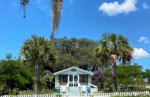 Florida South Atlantic Coast Cottage | Charming 1935 Florida Cottage overlooking Lake Tulane