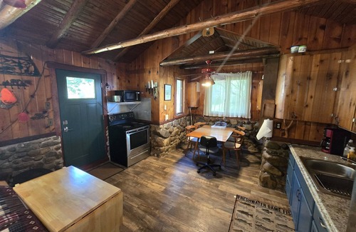 Tomahawk Cabin | Charming 1940s Cabin on Mohawksin, Firepit, Kayaks/Canoes Incl. Close to Trails