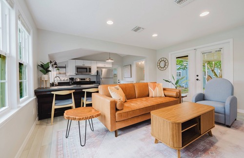 Tavares House | Charming 1950's Bungalow with hot tub walking distance to lake Dora!