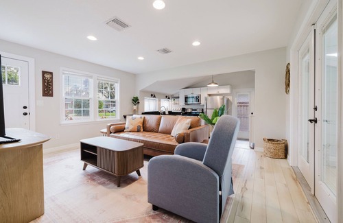 Tavares House | Charming 1950's Bungalow with hot tub walking distance to lake Dora!