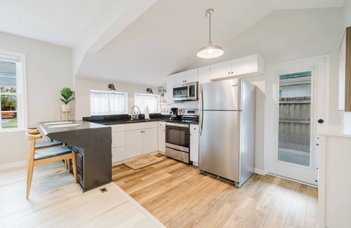 Tavares House | Charming 1950's Bungalow with hot tub walking distance to lake Dora!