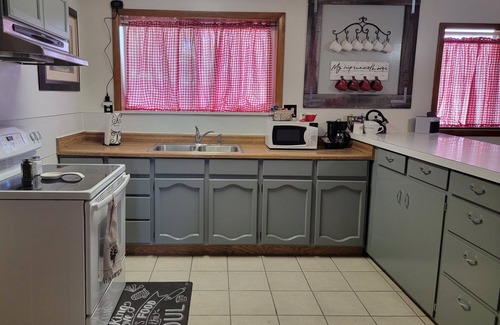Elko House | Charming 1950's Home, 1 Bedroom, and 1 Bathroom – Your Perfect Retreat