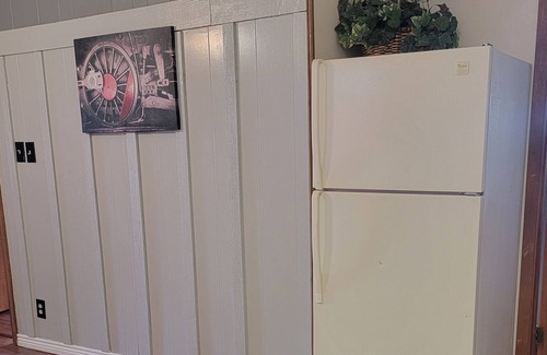 Elko House | Charming 1950's Home, 1 Bedroom, and 1 Bathroom – Your Perfect Retreat